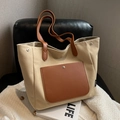 Borsa tote in tela beige con tasca in pelle marrone e tracolle lunghe per l'uso quotidiano - Cachi