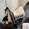 Borsa a cilindro bianca in pelle testurizzata con ampia tracolla in tessuto - Bianco Sporco