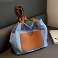 Borsa tote in tela celeste con manici in pelle marrone e tasca decorativa frontale - Blu
