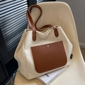 Grande borsa tote in tela con manici in pelle marrone e tasca su una sedia - Bianco Sporco