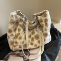 Borsa tote leopardata in ecopelliccia con catena argento e tracolla beige invernale - Bianco Sporco