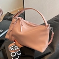 Rosa matte Lederkissenhandtasche mit verstellbarem Schultergurt und Tragegriff - Kirschblütenrosa