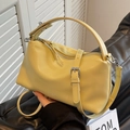 Hellgelbe Handtasche in Kissenform aus Leder mit Tragegriff und verstellbarem Riemen - Cremegelb