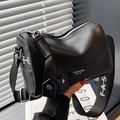 Sac cylindre en cuir litchi noir avec bandoulière large et écusson de mode - Noir