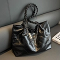 Bolso tote negro trenzado con acolchado de rombos y cadena plateada con dijes de perlas - Negro