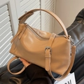 Elegante beigefarbene Umhängetasche in Kissenform aus Kunstleder mit weicher Textur - Khaki
