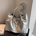 Bolso tote plateado metalizado con acolchado de rombos y elegante cadena de perlas - Plateado