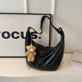 Minimalistische schwarze Hobo-Tasche mit süßem Bärenanhänger und Leder-Textur-Optik - Schwarz mit Anhänger