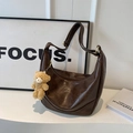 Dunkelbraune Retro-Hobo-Schultertasche aus Kunstleder mit süßem Bärenanhänger - Kaffee mit Anhänger