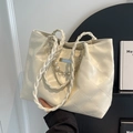 Bolso tote tejido blanco crema con textura acolchada, colgante de perlas y cadena - Blanco Roto
