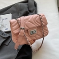 Roze gewatteerde crossbodytas met zilveren ketting en metalen draaisluiting - Roze