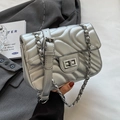 Zilveren gewatteerde crossbodytas met metallic afwerking en verstelbare kettingriem - Zilver
