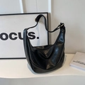 Minimalistische schwarze Halbmond-Schultertasche aus weichem Leder mit Gold-Hardware - Schwarz ohne Anhänger