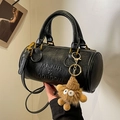 Bolso Boston cilíndrico negro en cuero texturizado con relieve y colgante de peluche - Negro