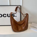 Brown large capacity hobo shoulder bag with adjustable strap in vintage faux leather - No Pendant / Brown