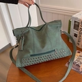 Bolso tote retro verde salvia de ante con remaches, colgante de flecos y bandolera - Verde