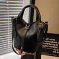 Bolso cubo de cuero negro con costuras blancas, colgante de sonrisa y correa de hombro - Negro