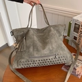 Bolso tote grande gris vintage con remaches metálicos, borla y correa ajustable - Gris