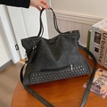 Bolso tote gris oscuro con remaches metálicos y borla, incluye asas y correa para el hombro - Negro