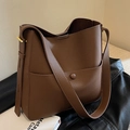Bolso saco de cuero marrón con patrón de lichi, bolsillo frontal grande y correa ancha - café