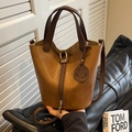 Bolso tipo cubo de cuero marrón con colgante de carita sonriente y correa - Marrón