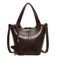 Dunkelbraune Damen Handtasche aus gewachstem Leder mit Sternanhänger und Schultergurt - Braun