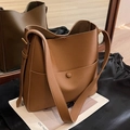 Bolso tipo cubo para mujer en cuero litchi marrón con herrajes dorados y correa ancha - Marrón