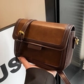 Borsa a tracolla vintage in pelle testa di moro con patta e dettagli dorati eleganti - Marrone