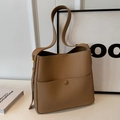 Bolso de piel caqui granulada con bolsillo frontal y correa ajustable al hombro - Caqui