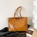 Grande borsa tote marrone in ecopelle con stampa coccodrillo e scritta moda frontale - Giallo
