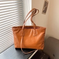 Borsa tote marrone stampa coccodrillo capiente con doppie spalline sottili - Marrone