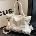 Grand sac cabas blanc avec clous argentés, franges et bandoulière amovible incluse - Blanc Cassé