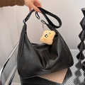 Borsa tote in pelle nera retrò con chiusura a zip e ciondolo in peluche giallo - Nero
