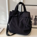 Bolso tote grande de nailon negro con textura plisada, asas y correa ajustable - Negro