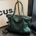 Sac cabas en cuir grainé vert foncé avec clous argentés et détail pompon - Vert