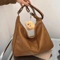 Borsa hobo marrone in pelle con tracolla regolabile e ciondolo a stella gialla - Marrone