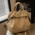 Bolso cubo de nailon beige claro con volantes, gran capacidad y correa ajustable - Blanco Roto