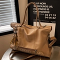 Sac fourre-tout kaki en simili cuir avec clous argentés et pendentif à pompon - Khaki