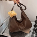 Borsa tote marrone scuro in ecopelle con ciondolo giallo di peluche e tracolla regolabile - Marrone