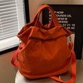 Bolso tipo cubo de nailon naranja vibrante con textura rizada y correa bandolera - Naranja