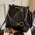Schwarze Bucket Bag mit goldenen Metalldetails und verstellbarem schmalem Schultergurt - Schwarz