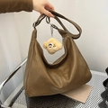 Borsa hobo vintage marrone scuro in ecopelle con ciondolo a forma di nuvola - Cachi
