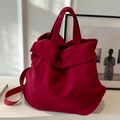 Bolso cubo grande de nailon burdeos con asa y correa ancha en un ambiente de estudio chic - Burdeos