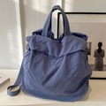 Große nebelblaue Nylon-Einkaufstasche mit verstellbarem Schultergurt und minimalistischem Stil - Blau