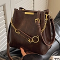 Dunkelbraune glänzende Eimer-Tasche mit Goldkette und V-Nähten für Damen - Braun