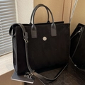 Matte schwarze Damen-Tragetasche mit silberner Metallschnalle und verstellbarem Schultergurt - Schwarz