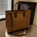 Braune Shopper-Tasche aus Mattleder mit Silberverschluss und dunkelbraunen Henkeln - Braun