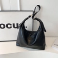 Sac fourre-tout noir en cuir PU avec bandoulière réglable et logo BANATU élégant et moderne - Noir