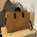 Braune Shopper-Tasche aus Mattmaterial mit schwarzen Henkeln und Metallring-Dekor - Braun