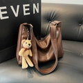 Bolso tote marrón oscuro de piel sintética con un amuleto de oso de punto beige - Con Colgante de Oso / Café